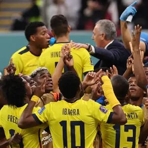 Los jugadores de Ecuador celebran el gol de Enner Valencia, la figura del partido ante Qatar. (Foto: AFP)