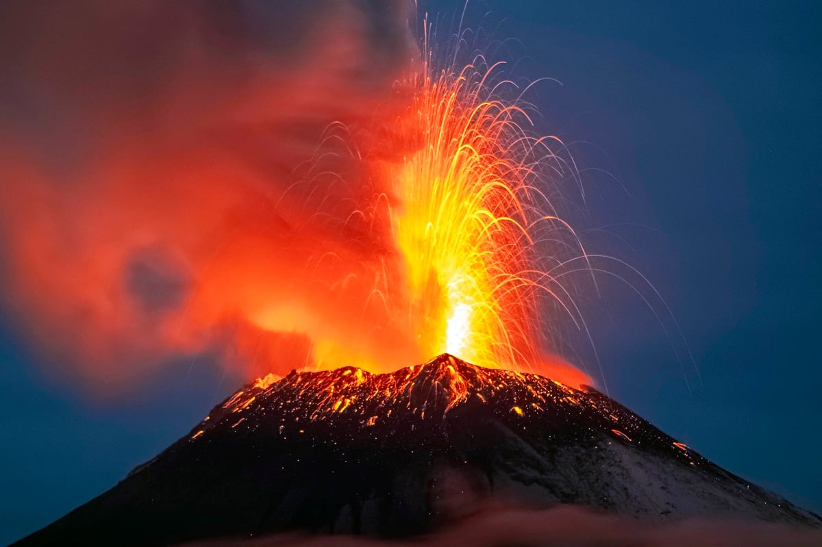 El volcán Popocatépetl arroja materiales incandescentes, cenizas y humo visto desde la comunidad de Santiago Xalitzintla, estado de Puebla, México, el 22 de mayo de 2023 (Foto: Erik Gomez Tochimani / AFP)