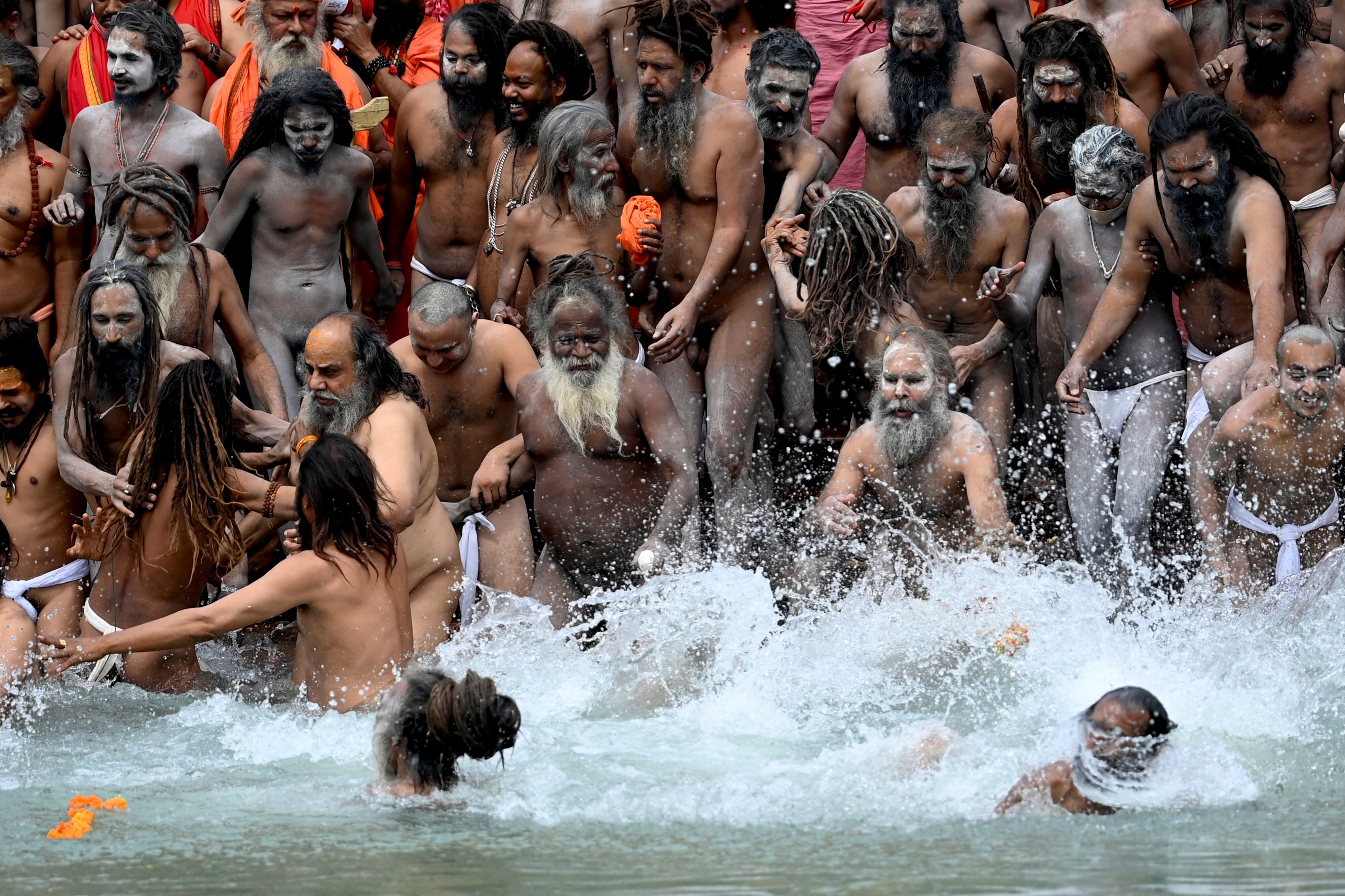 Sadhus, considerados santos, participan del baño sagrado en el Ganges. (Foto: Money SHARMA / AFP)