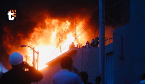 ¡Inferno en Puente Piedra! Incendio arrasa zona industrial y afecta fábricas enteras en La Ensenada