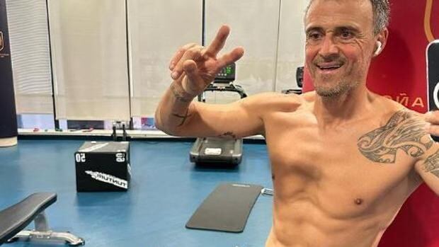 El actual entrenador de la selección española mantiene un cuerpo escultural a sus 52 años (Foto: AFP)