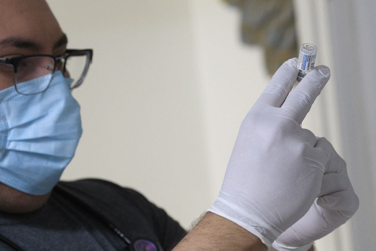 De momento, las vacunas han mostrado eficacia contra la vacuna B.1.1.7. (Foto: AFP)