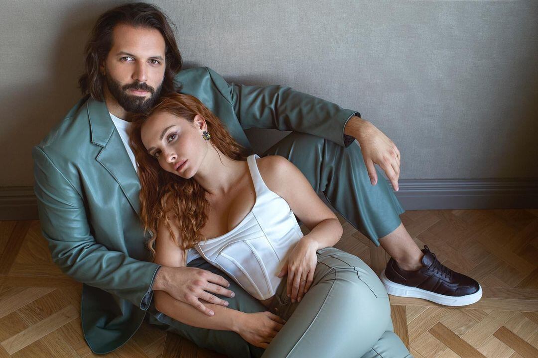 Çağrı Çıtanak al lado de su esposa, la también actriz Başak Gümulcinelioğlu, quien confirmó el fallecimiento de la señora (Foto: Başak Gümulcinelioğlu / Instagram)