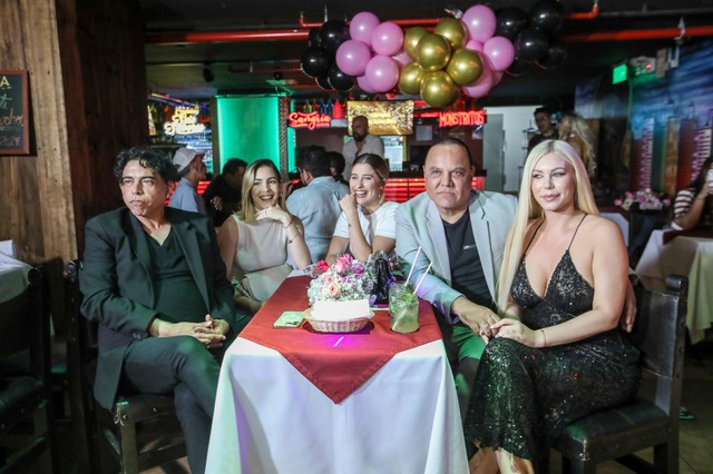 Ernesto Pimentel junto Mauricio Diez Canseco y Daylin Curbelo en el lanzamiento de las nuevas 'Divas doradas' . FOTO: ANTHONY RAMIREZ / Diario Trome