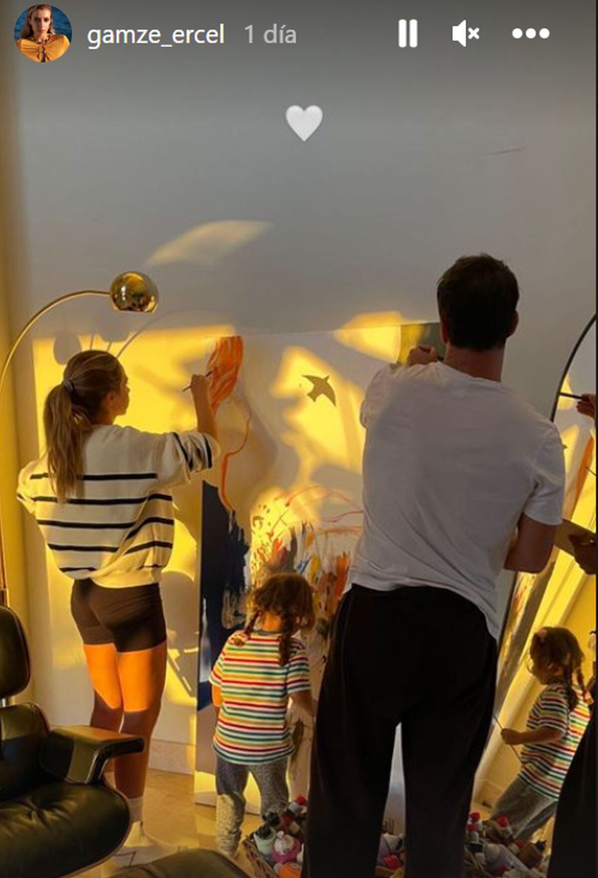 La pequeña Mavi junto a sus padres (Foto: Gamze Erçel/Instagram )