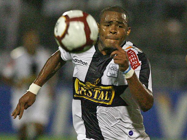 Wilmer Aguirre fue el héroe de aquella noche en que Alianza Lima hizo retumbar el continente al golear al entonces campeón de la Copa Libertadores, Estudiantes (Foto: Getty Images)