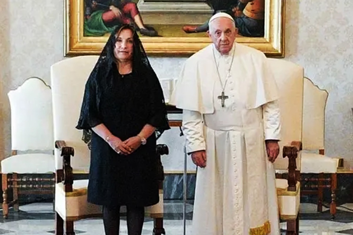 Dina Boluarte acudió al Vaticano, vestida de negro, para visitar al Papa Francisco.