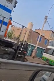 Cúster invadió línea férrea y estuvo a punto de causar un terrible accidente vehicular en Ate.