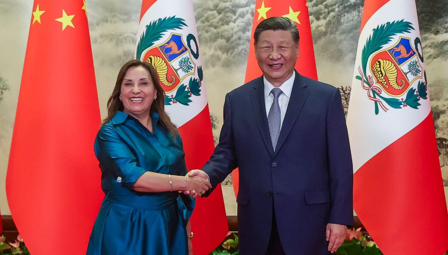 Dina Bolaurte y Xi Jinping durante el viaje de la presidenta peruana a China. Foto: Presidencia