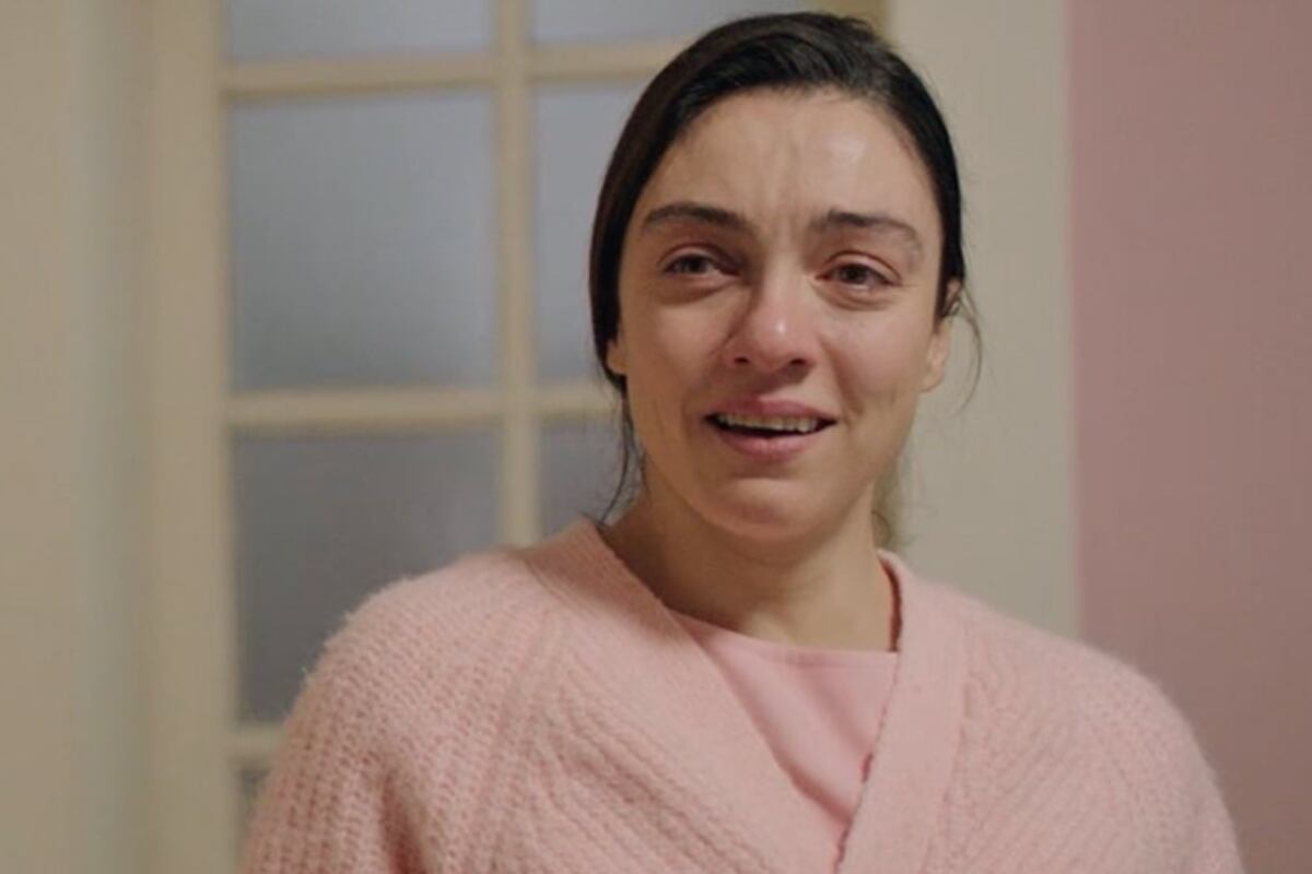 Gülben al ver que su prueba de embarazo es positiva (Foto: OGM Pictures)