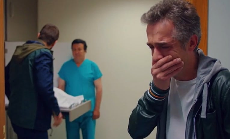 Cemal y Ugur se acercan a la morgue para enfrentarse al momento más trágico de sus vidas, ¿será el cadáver de Demir? (Foto: Med Yapım)