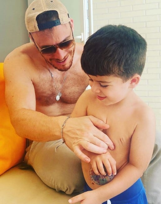 Kerem Bürsin junto a su sobrino (Foto: Melis Bürsin/Instagram)