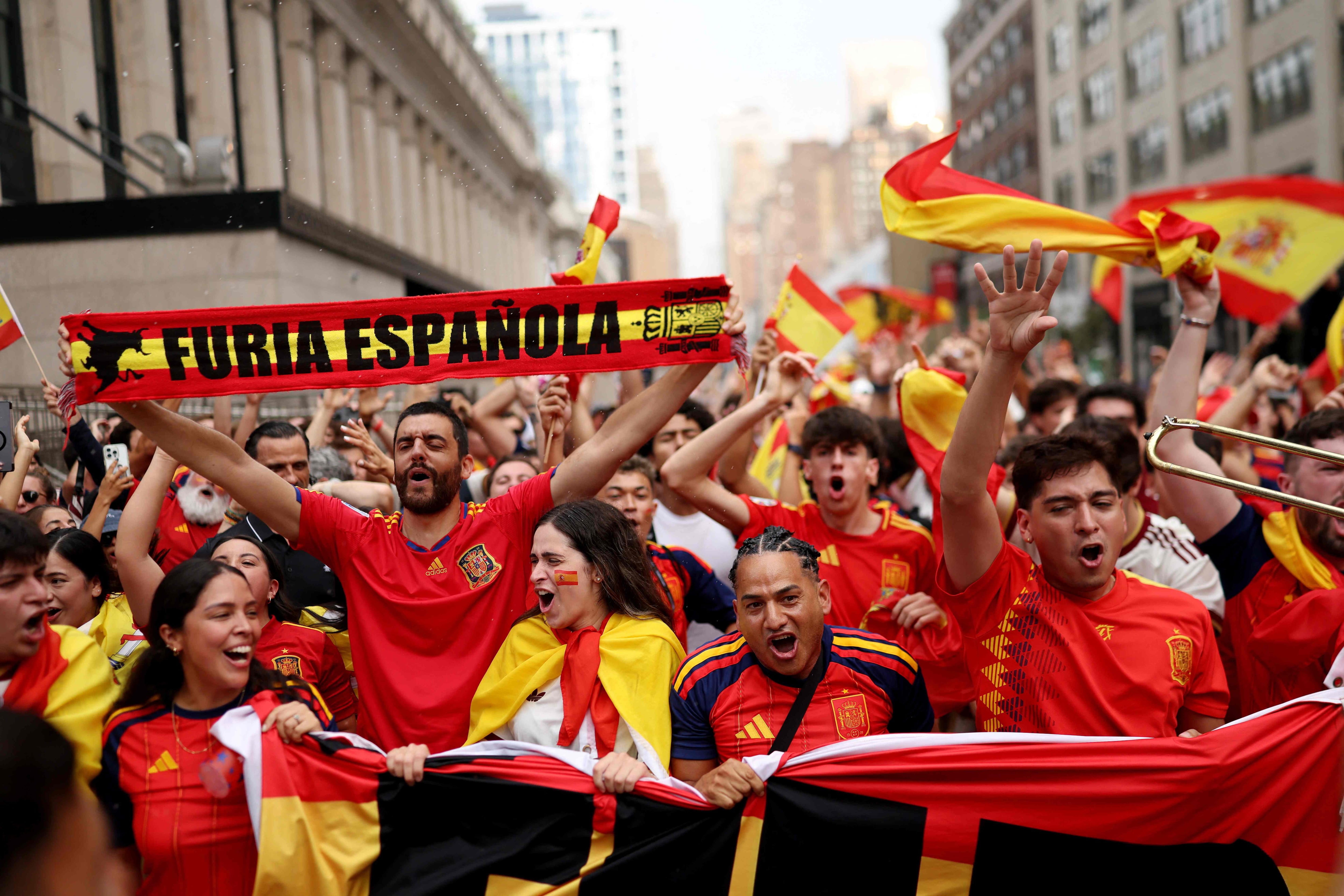 Hinchas viven con gran intensidad la final del Mundial Argentina- España. (AFP)