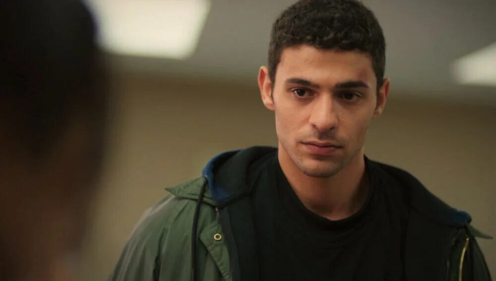 Kadir, con una casaca, intentando buscar la solución para liberar a Ömer (Foto: NGM Media)