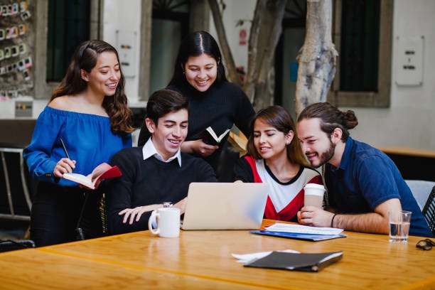 Los 'centennials' aluden a la generación posterior a los mileniales, es decir, a los nacidos a partir del 2000, pertenecientes a la generación Z. (Foto: iStock)
