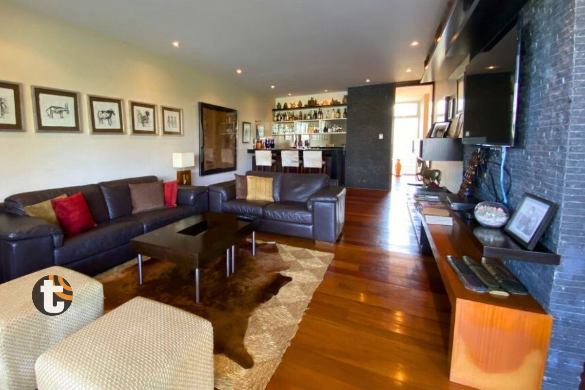 Esta es una de las dos salas de estar que tenía la masión en El Golf (Foto: viviraqui.pe)