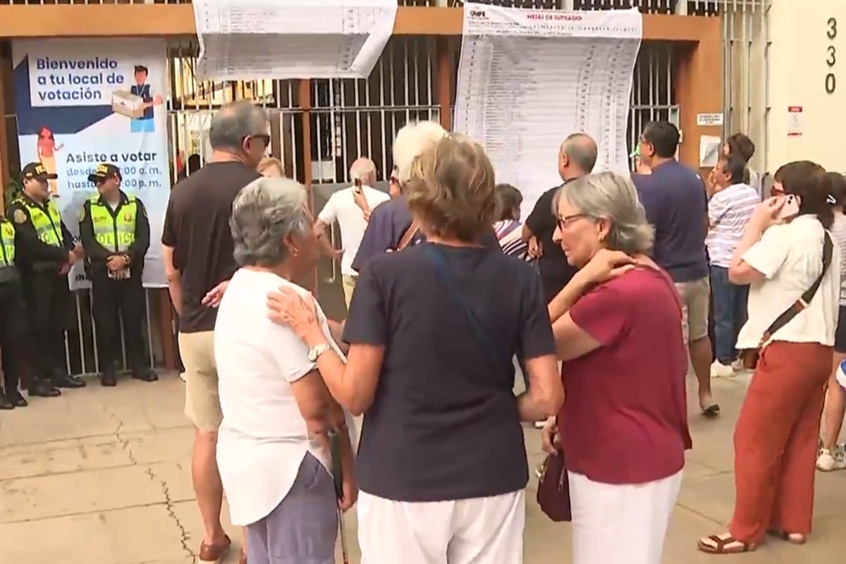 Votantes esperan la apertura del colegio Carmelitas, en Miraflores, ante la falta de suministro de material electoral para las Elecciones Generales, el 12 de abril de 2026. (Captura de Canal N)