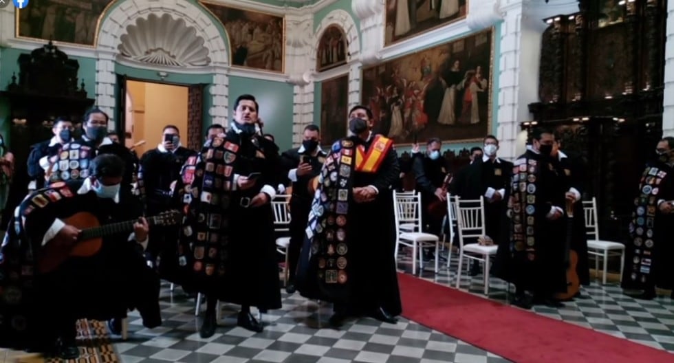 La Tuna España estuvo en el Convento de Santo Domingo para rendir homenaje a Santa Rosa de Lima. (Trome)