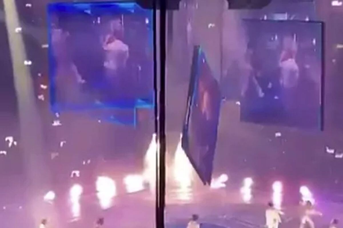 El momento preciso en que cae la pantalla al escenario (Foto: Captura de video / AP)