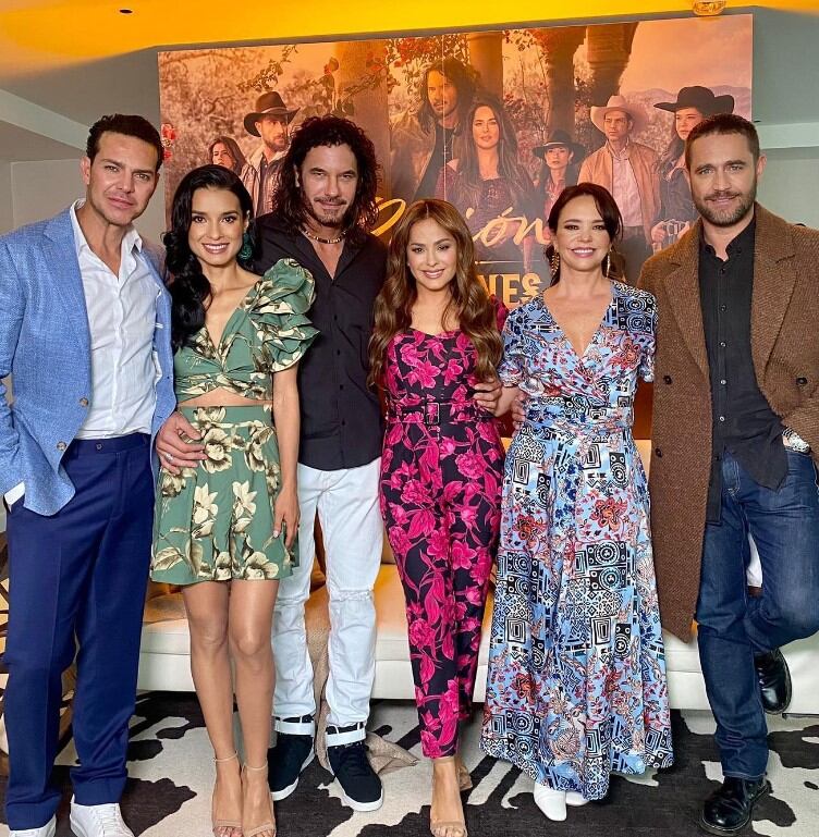 Los protagonistas de la telenovela "Pasión de gavilanes 2" (Foto: Natasha Klauss/Instagram)