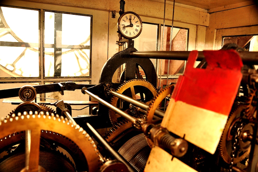 Como protocolo, todos los días a las ocho de la mañana, doce del mediodía, seis de la tarde y medianoche las campanas del monumento histórico entonan la primera estrofa del himno nacional.