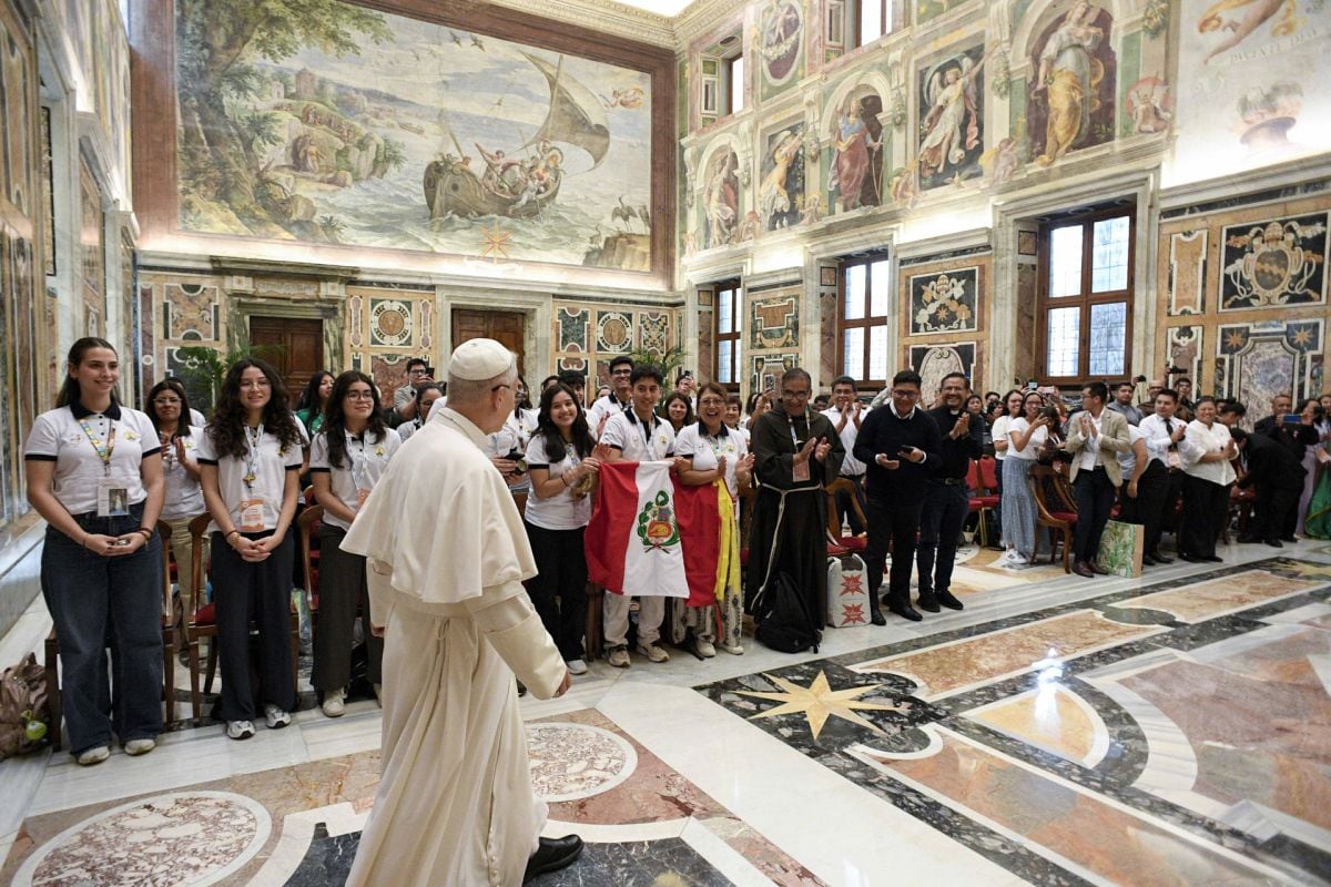 Una fotografía facilitada por Vatican Media muestra al papa León XIV durante un encuentro con jóvenes peruanos que participan en el Jubileo de los Jóvenes, Ciudad del Vaticano, 28 de julio de 2025. Foto: EFE/EPA/VATICAN MEDIA
