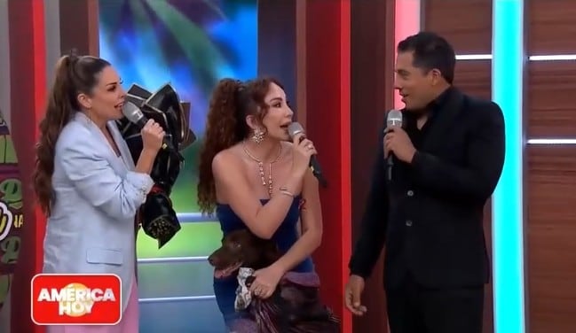Janet agardece a sus compañeros de 'América Hoy'.