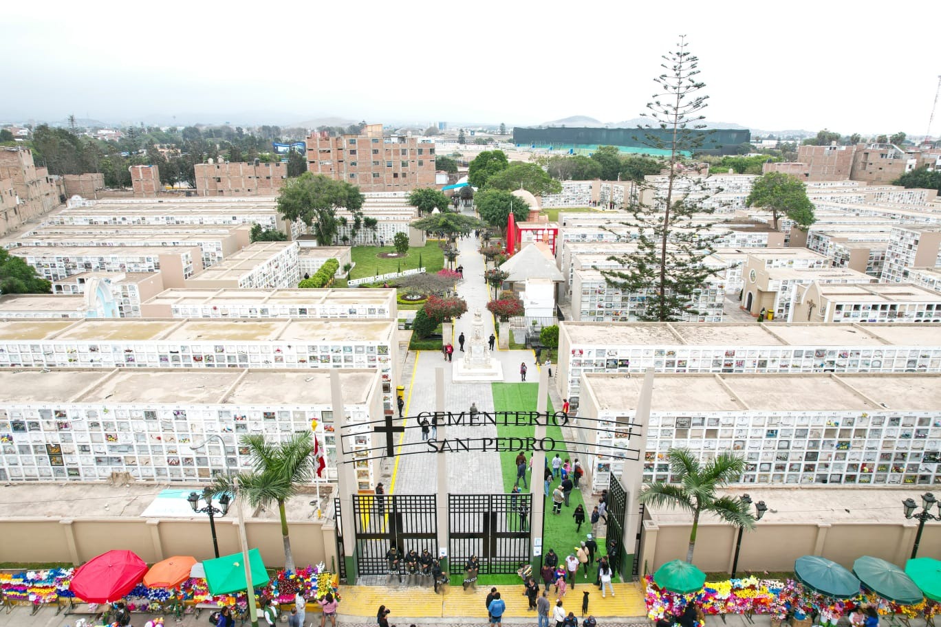 El miércoles, 01 de noviembre, la Municipalidad de Chorrillos, liderada por el alcalde Fernando Velasco, reaperturó el campo santo que bordea los 10 mil metros cuadrados.