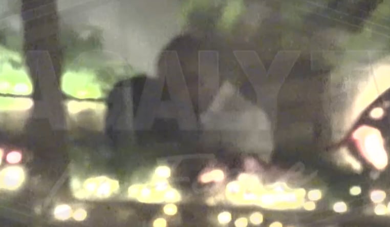 Carlos Alcántara se besa con una joven en discoteca de Lima