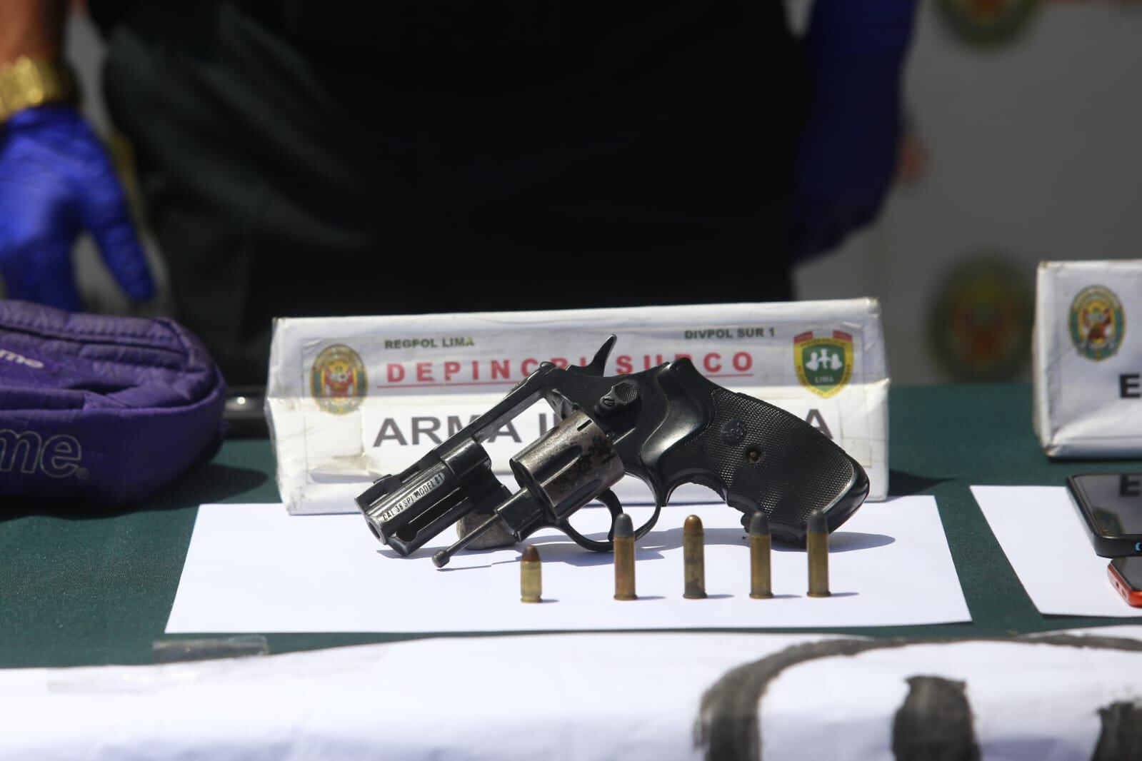 Hinchas de Universitario de Deportes fueron detenidos por intentar alterar el orden público. Foto: Jessica Vicente/ @photo.gec