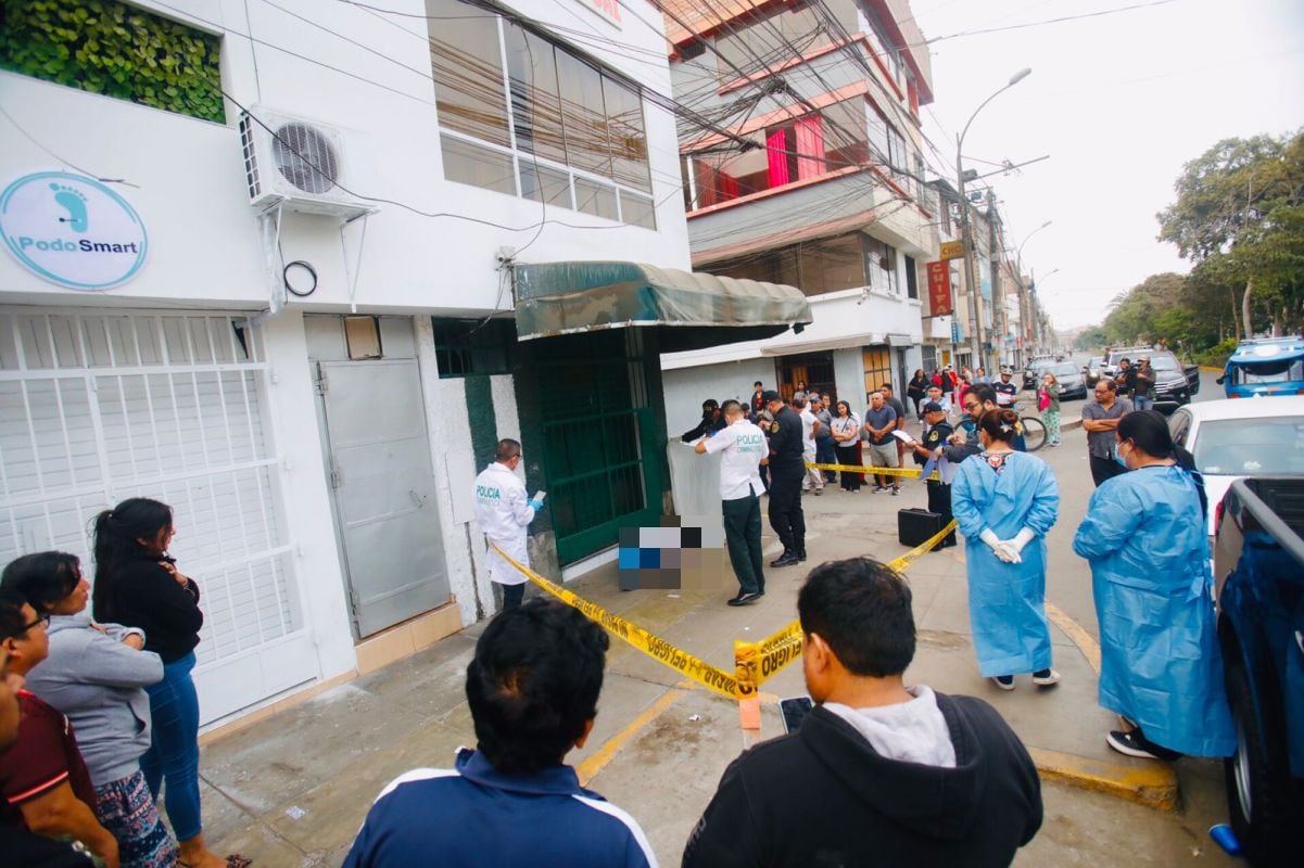 Asesinan a empresario textil que se resistió al robo de sus pertenencias, en la cuadra 5 de la avenida Germán Aguirre en SMP. Fotos: César Grados/GEC