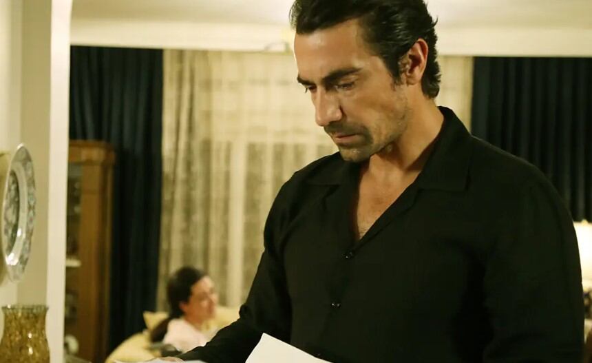 Hakan lee las cartas de Demir (Foto: Tims & B Productions)