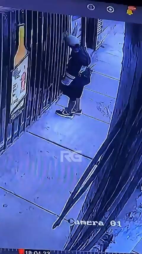 Joven fue captado dejando una bolsa con explosivos en la puerta de licorería.