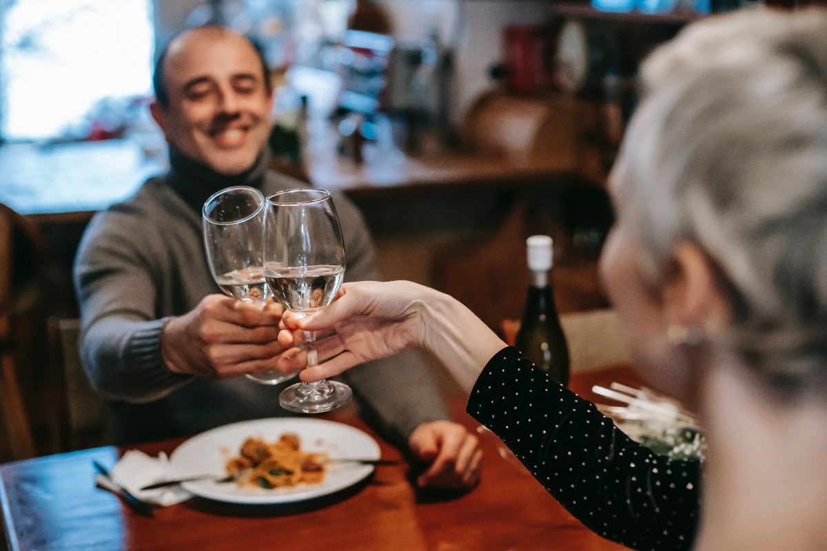 Sorprende a tu pareja con una cena romántica en casa por San Valentín 2023. (Foto: Pexels)
