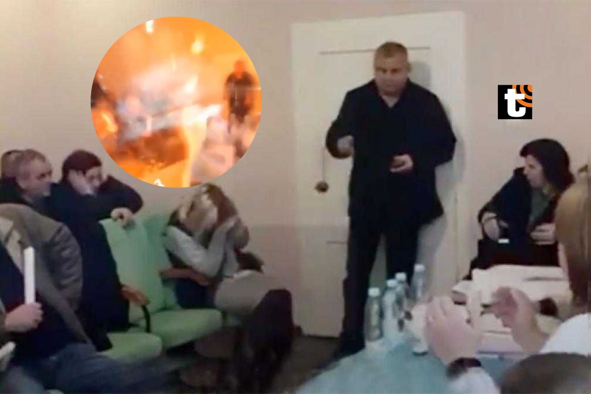 Las imágenes del ayuntamiento captaron al concejal lanzando dos granadas al piso durante un pleno del ayuntamiento.