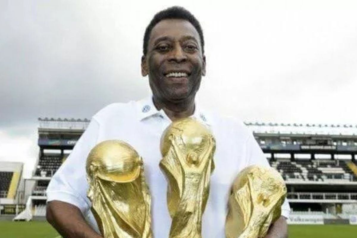Edson Arantes do Nascimento junto a las tres copas del mundo que alzó (Foto: Pelé / Instagram)
