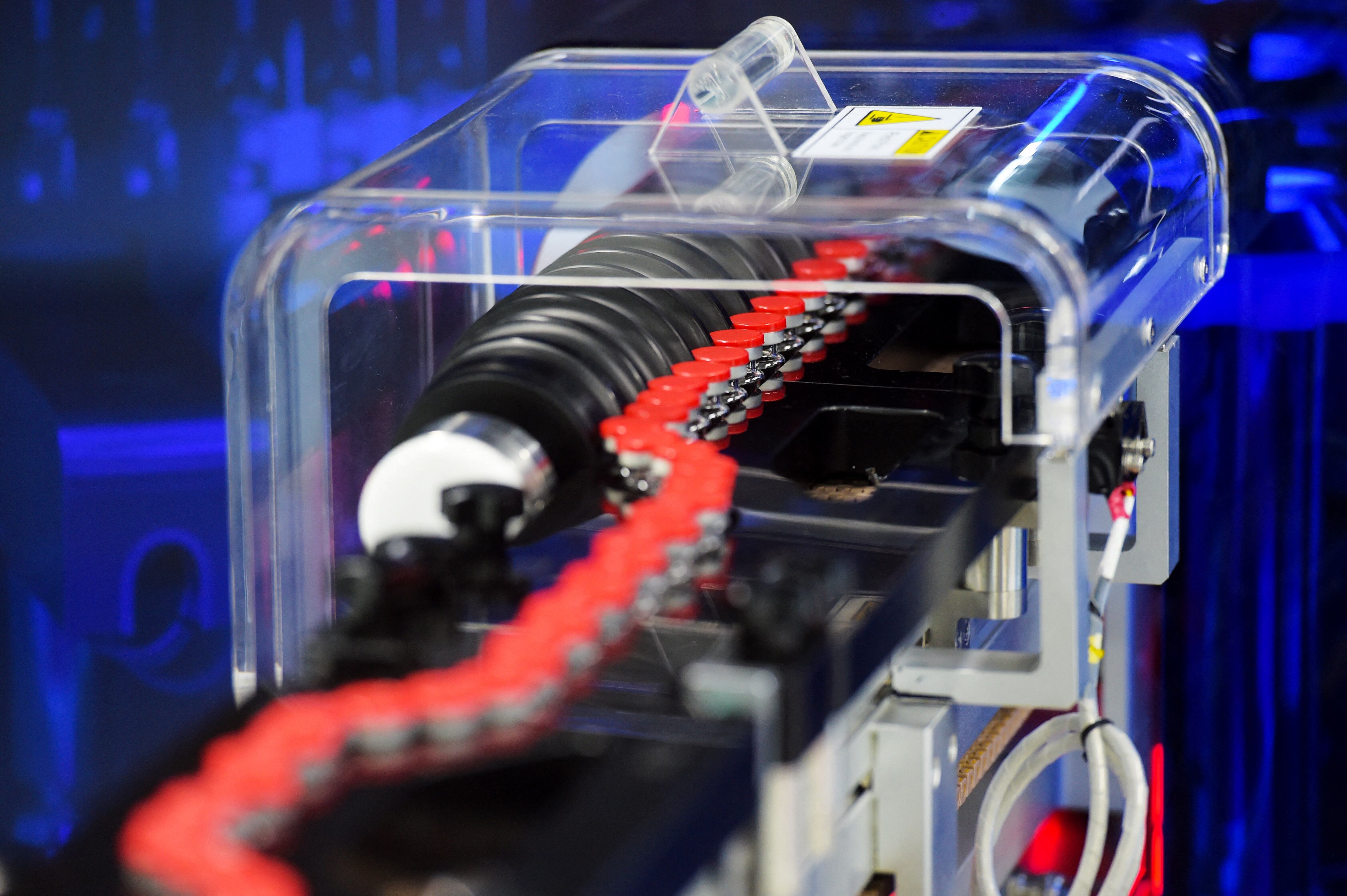 La producción de la vacuna Sputnik V en San Petersburgo. (Foto de Olga MALTSEVA / AFP)