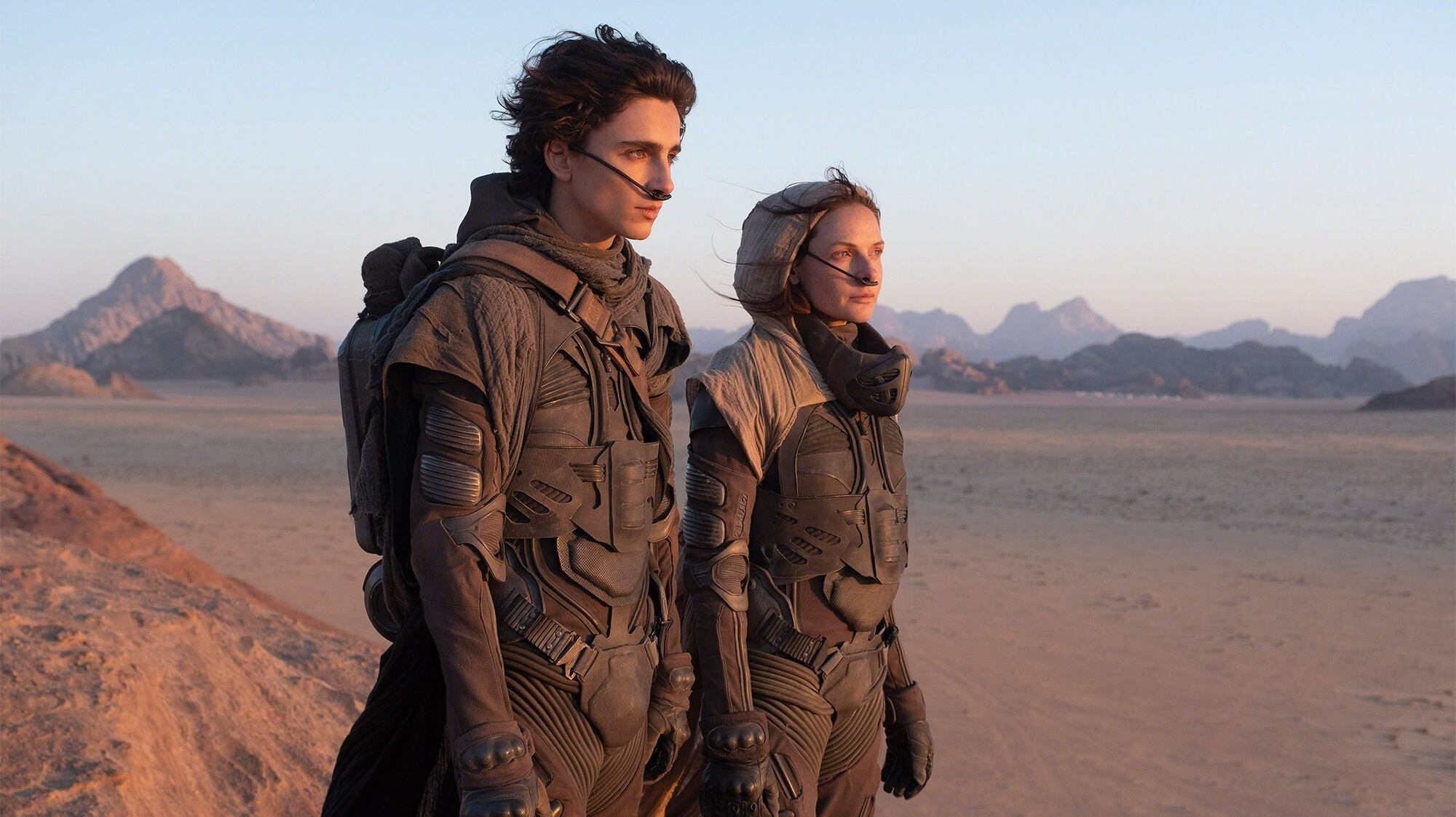 Timothée Chalamet como Paul Atreides, protagonista de "Dune". Lo acompaña Rebecca Ferguson, quien es su madre, Jessica Adreides. Foto: Warner Bros.