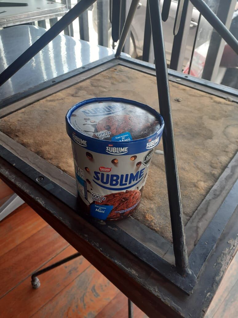 Delincuentes ingresaron tres veces a una cevichería para robar dinero, bicicletas, laptops, licores finos y hasta helados. Además brindaron con cerveza por el robo. (foto: Mónica Rochabrum/Trome)