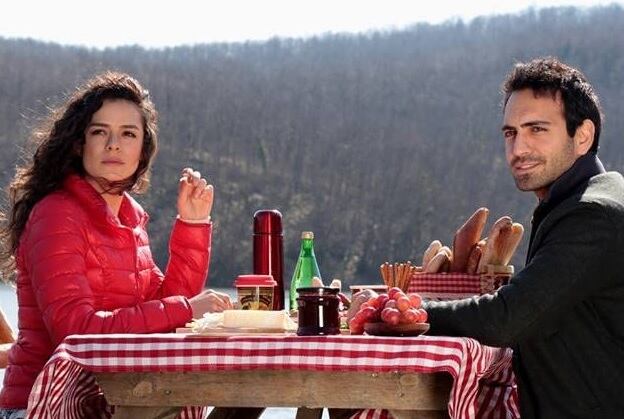 Zeynep Taşkın y Fatih Şekercizade en uno de los episodios de la telenovela "Amor a segunda vista". (Foto: Süreç Film)