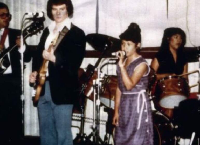 Durante el último show de Selena, su micrófono quedó manchado de lápiz labial y aún se conserva en el museo que abrió su familia en honor a ella. (Foto: Facebook))