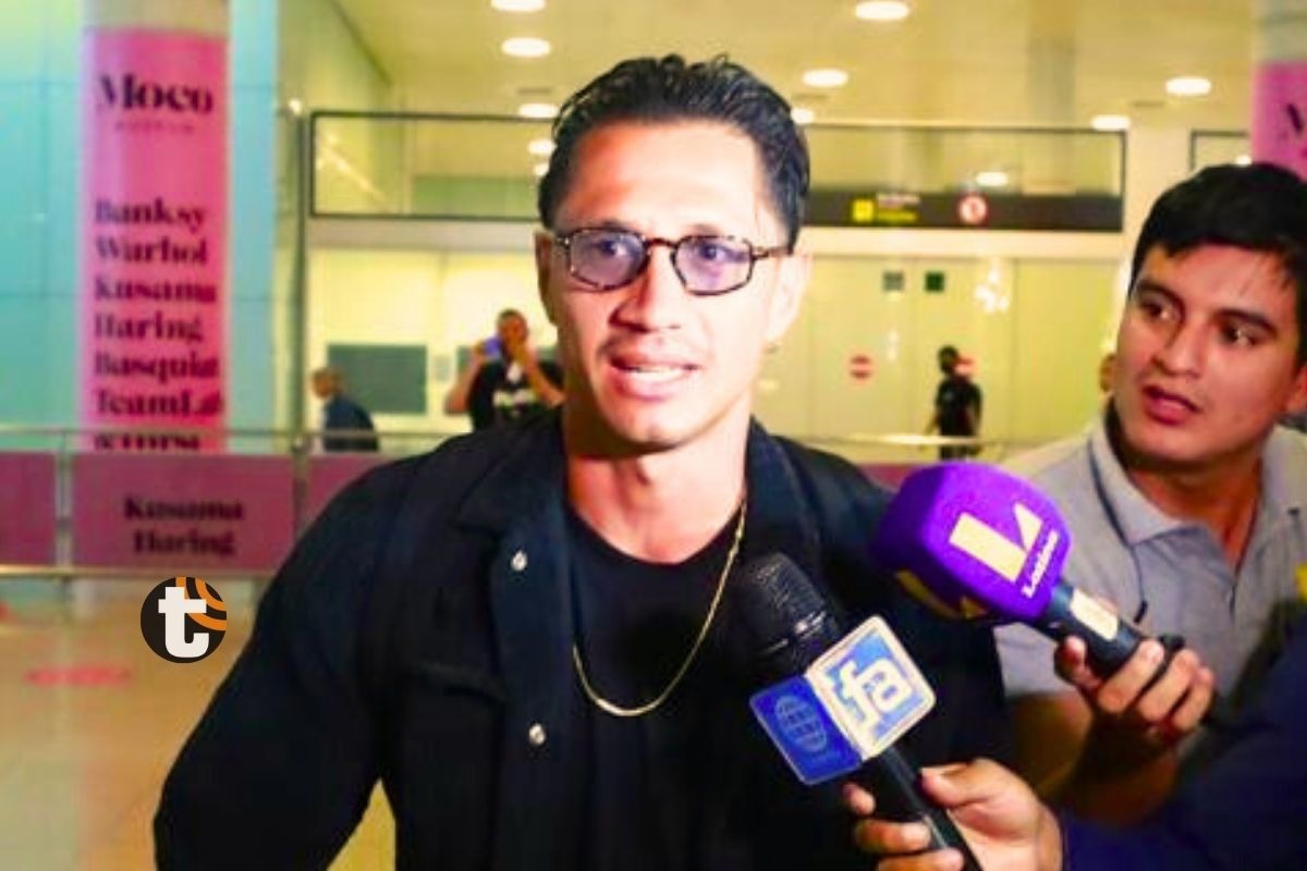 Gianluca Lapadula es abordado por los periodistas en aeropuerto en una llegada pasada a Lima (Foto: GEC)