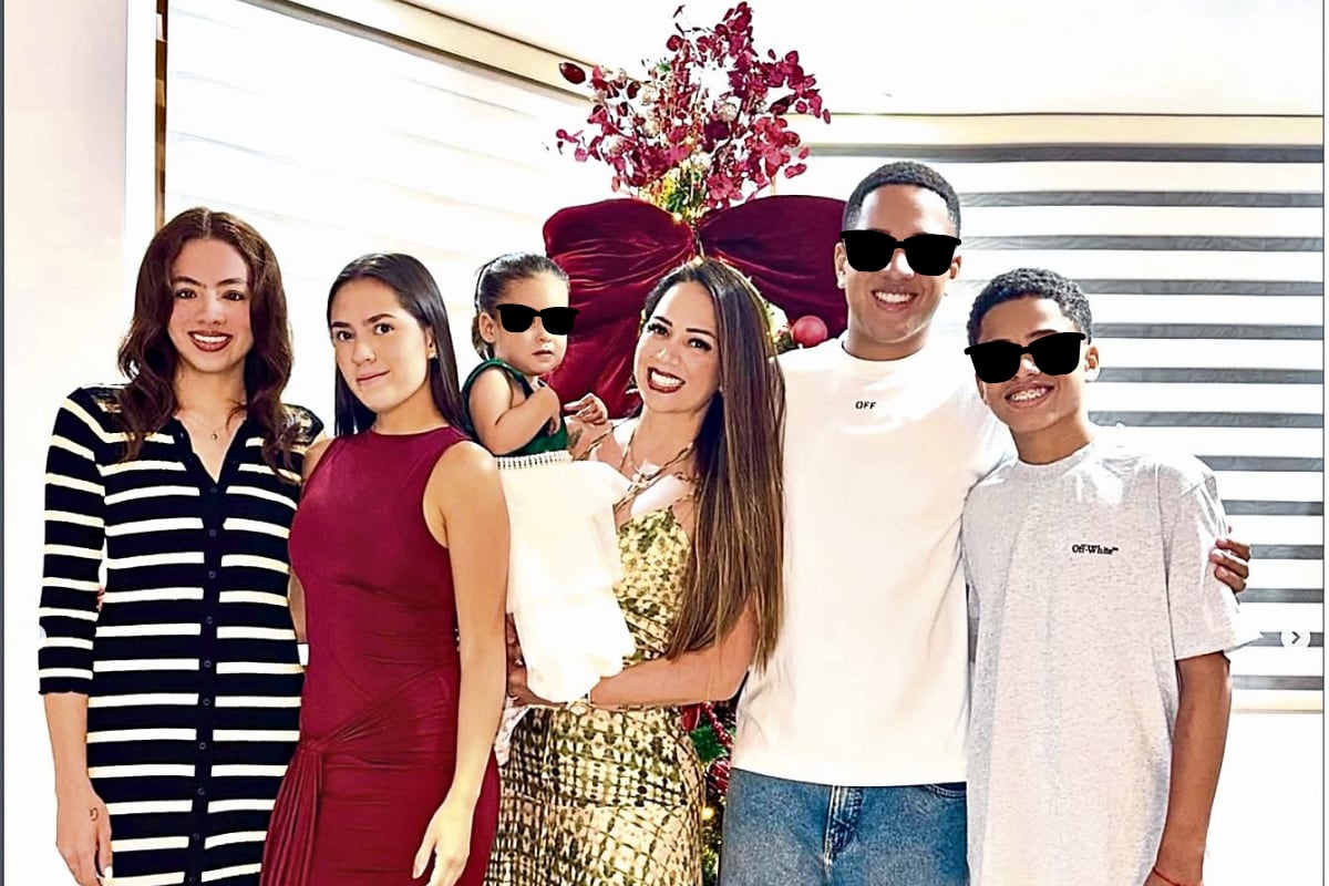 Melissa Klug y sus hijos en Navidad