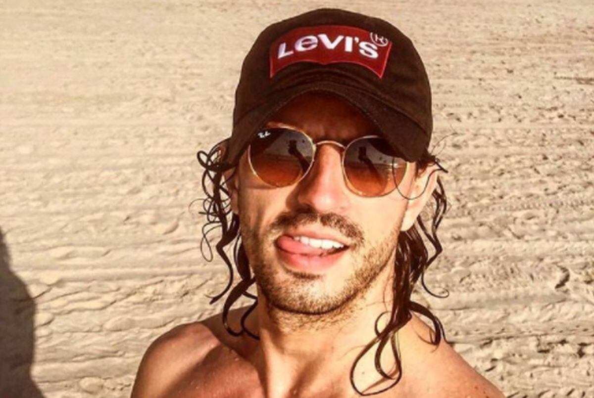 El bailarín posando en la playa de Acapulco. (Foto: Andrei Mangra / Instagram)