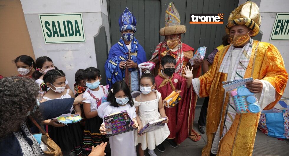 Policías realizan representación de la Bajada de Reyes en Lima. (Entrevista: Isabel Medina / Trome / Fotos: Britanie Arroyo)