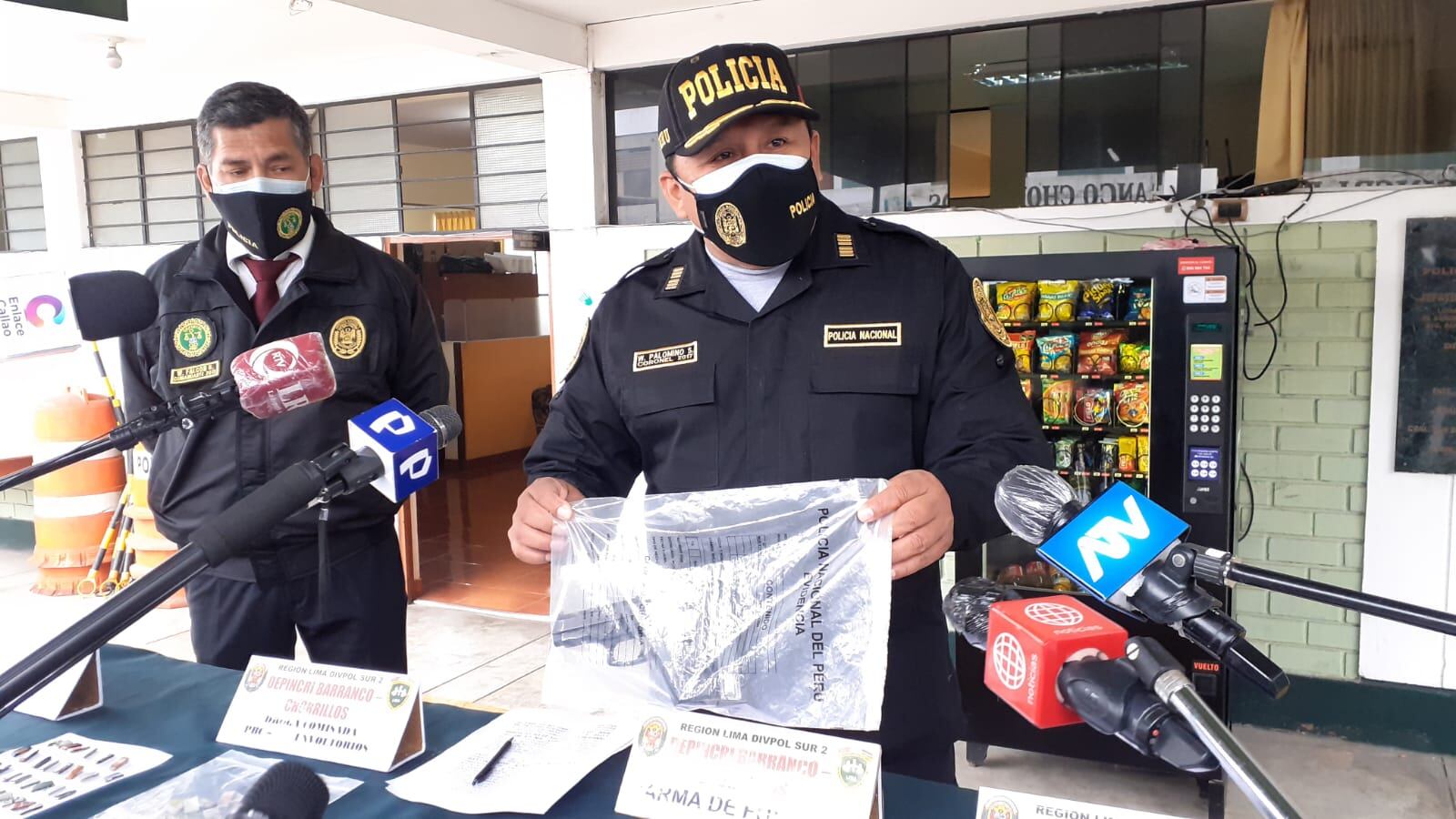 El temible Percy Rojas Gallardo (36), ‘Bolilmbo’ y Ricardo Javier Espinoza Chumbile (39), ‘Cañaña’, que pertenecerían a la banda ‘Los Sanguinarios de San Genaro’, fueron atrapados por policías de Depincri Chorrillos.
