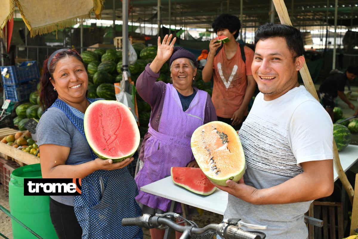 Abuelita, hija y nieto se dedican a la venta de sandía