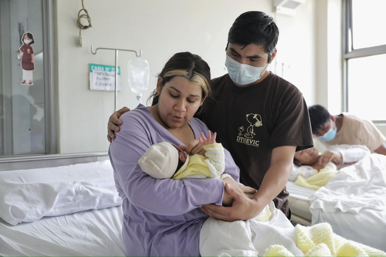 Padres contemplando a su bebé nacido en el Instituto Nacional Materno Perinatal en Navidad. Fotos: Joel Alonzo / @photo.gec