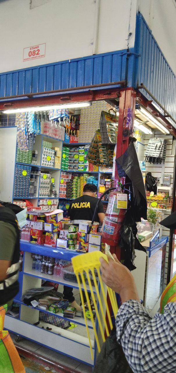 Uno de los stands intervenidos por la Policía durante el operativo.