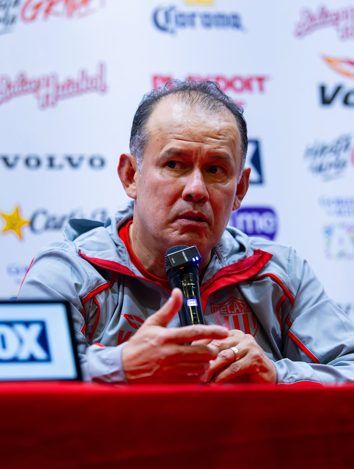 Juan Reynoso se mostró emocionado en presentación como DT en el Necaxa. (@clubnecaxa)